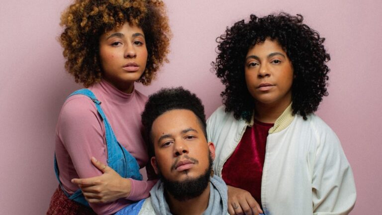 Tuyo retorna a Floripa após três anos com show intimista e vibrante