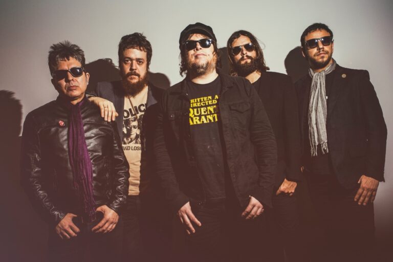 Cachorro Grande anuncia despedida dos palcos, tour final e lançamento em vinil!