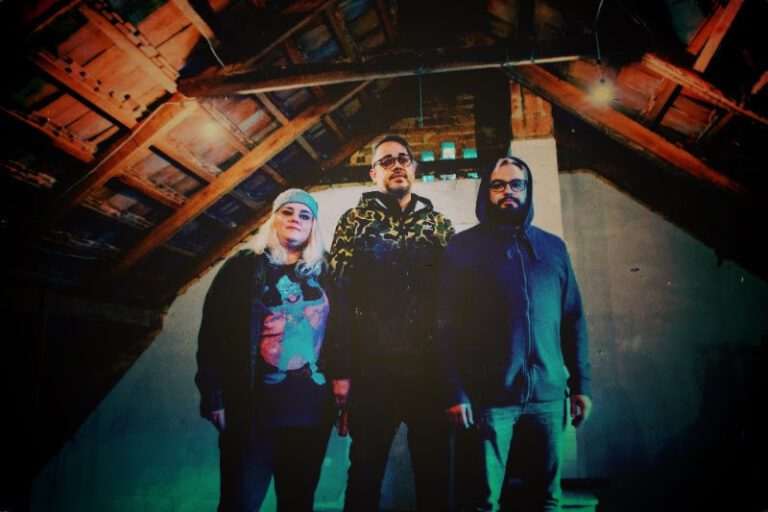 TAUNTING GLACIERS COMEMORA UM ANO DO ÁLBUM “BLOOM”