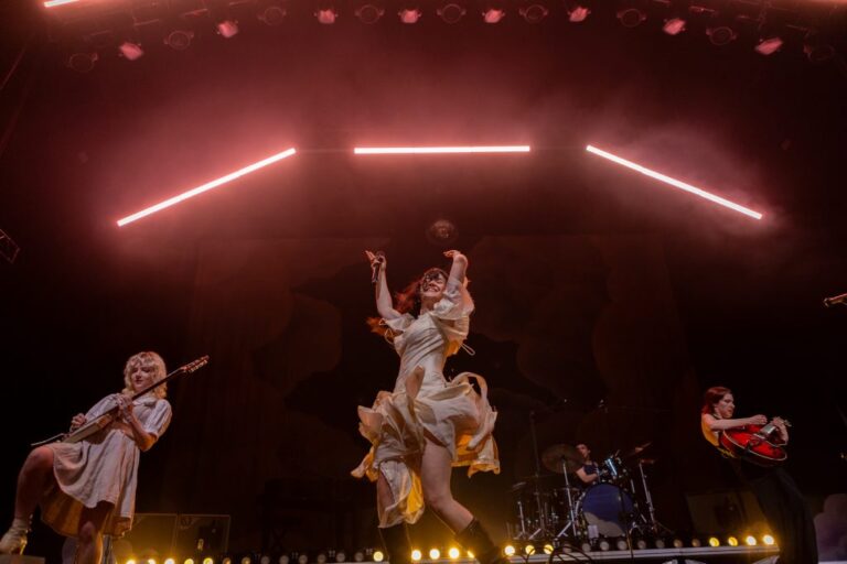 Glitter, Guitarras e Grandiosidade: The Last Dinner Party no C6 Fest 2025