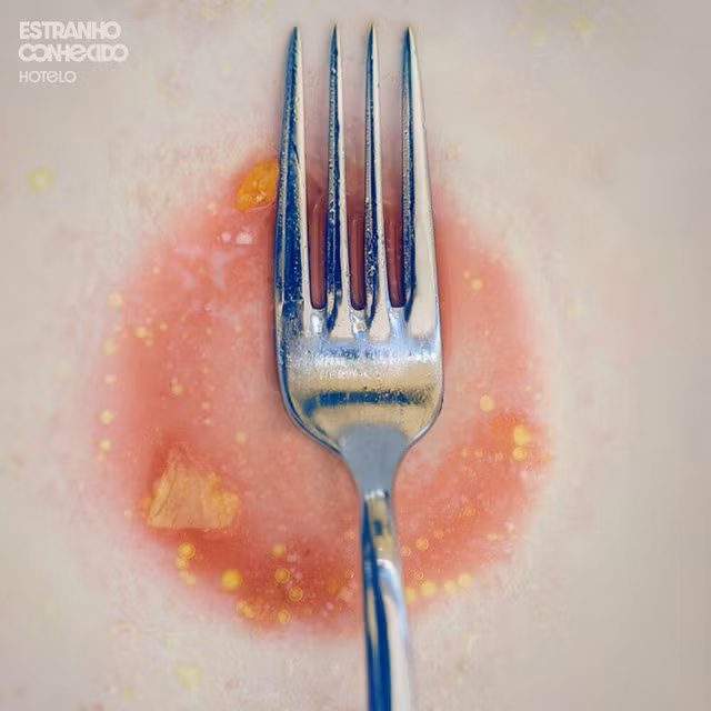 Resenha: Hotelo – Estranho Conhecido (2025)