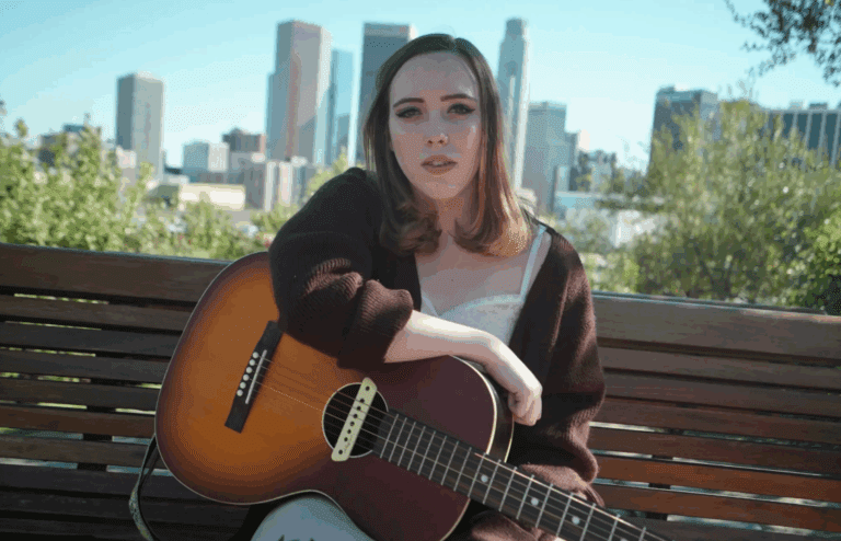 Entre a fragilidade e a fúria: Soccer Mommy desnuda suas canções em novos singles