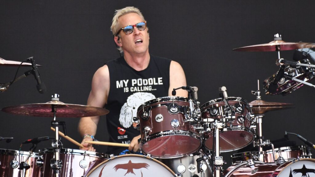 Foo Fighters demite o baterista Josh Freese pelo telefone