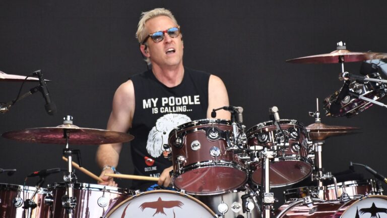 Foo Fighters demite o baterista Josh Freese pelo telefone