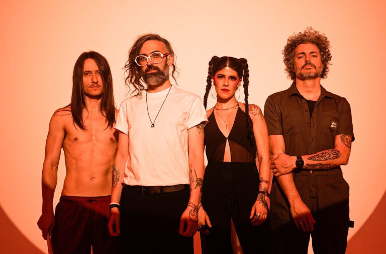 Supercombo retorna a Floripa com a turnê do álbum “Remédios” no John Bull