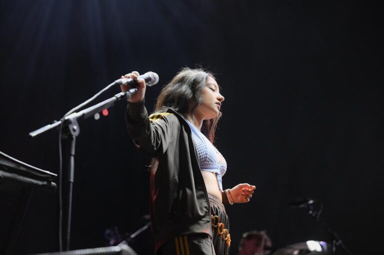 A melhor banda da tarde: English Teacher no C6 Fest