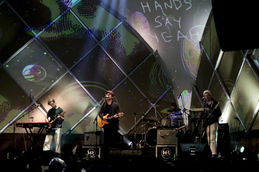 Quanto mais quente melhor: Clap Your Hands Say Yeah no Cine Joia