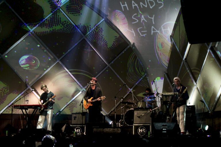 Quanto mais quente melhor: Clap Your Hands Say Yeah no Cine Joia