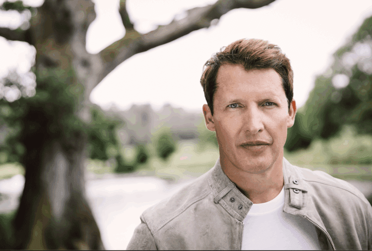 Hoje! James Blunt traz turnê de 20 anos do Back to Bedlam a São Paulo