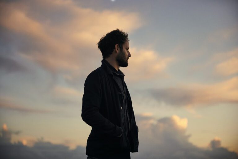 Britânico Roo Panes traz seu folk sentimental a Floripa em 2026