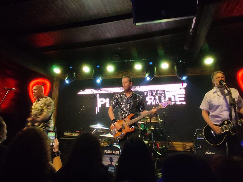 Plebe Rude, os opostos no palco e na platéia!