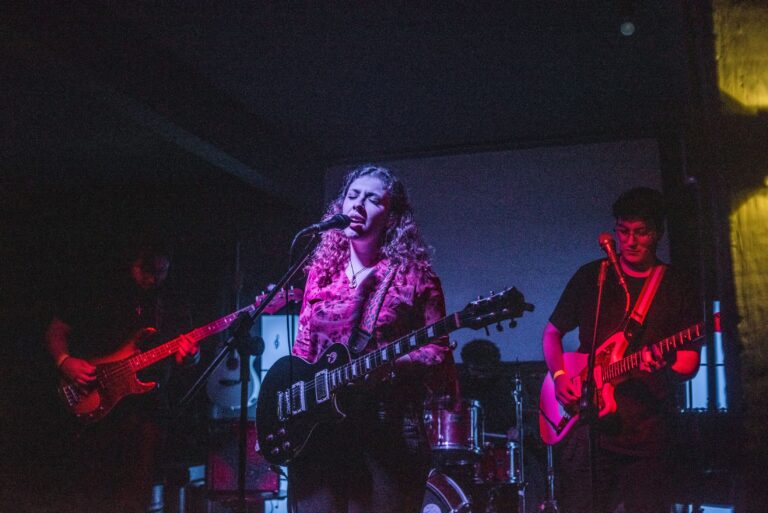 Velavulto estreia com o single “Mudança” e videoclipe melancólico sobre recomeços falhos