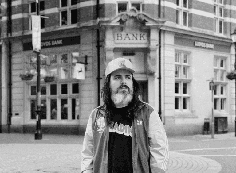 Acidental completa 10 anos com “Metaqualona”, faixa sobre saúde mental e busca por alívio