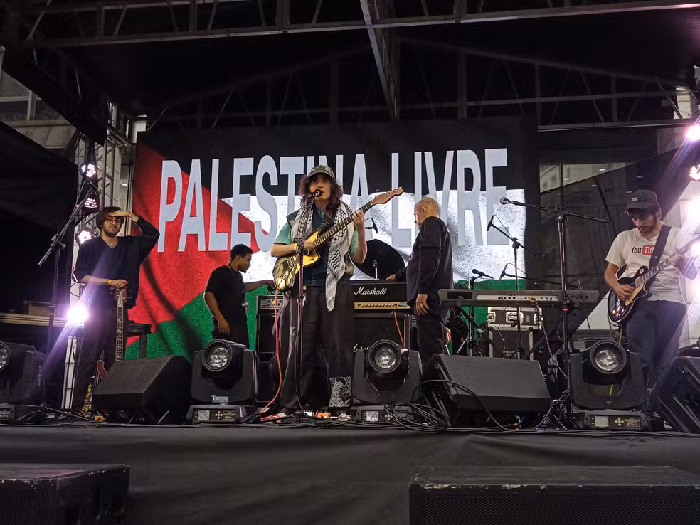 Prefeitura de SP corta som e telão em show de Sophia Chablau e uma Enorme Perda de Tempo após projeções políticas