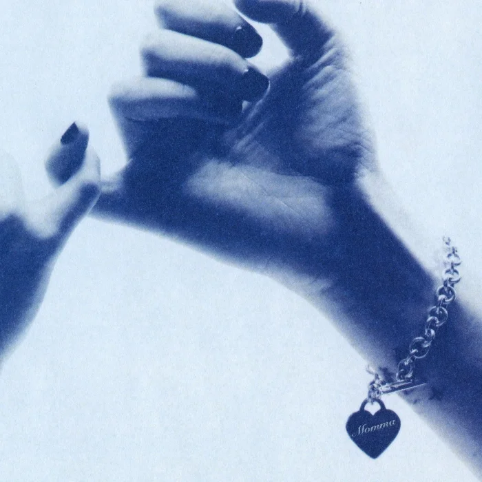 Resenha: Momma — Welcome to My Blue Sky (2025)