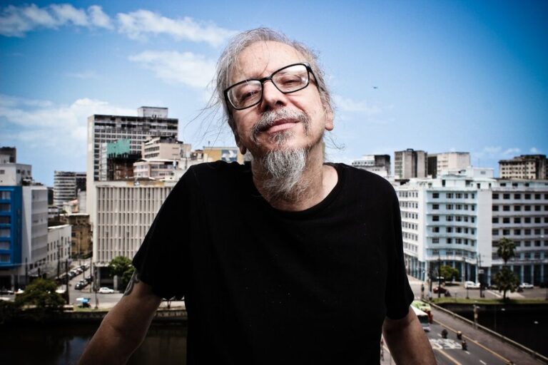 Tem cigarro aí? Rogério Skylab volta à Ilha em setembro