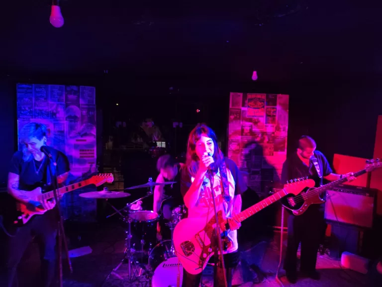 Nada polido e tudo verdadeiro: o tipo de festival que te deixa com raiva de ter chegado atrasado