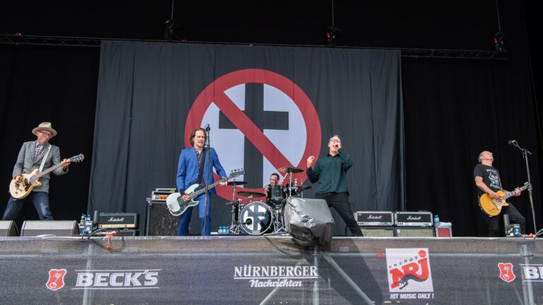 Bad Religion entra no lugar do Sex Pistols com Frank Carter no The Town 2025