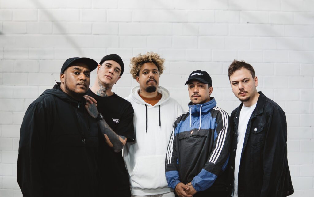 Pense e Zander se encontram no Desgosto em noite de celebração do hardcore nacional