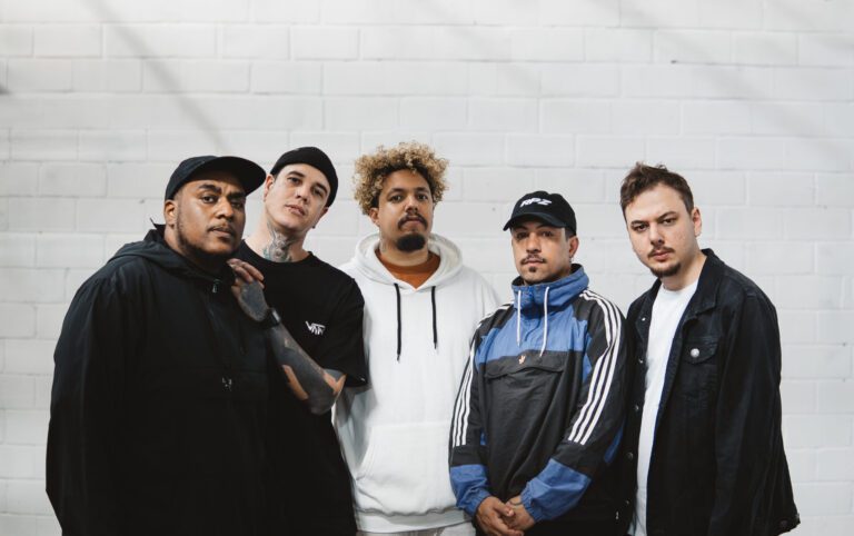 Pense e Zander se encontram no Desgosto em noite de celebração do hardcore nacional