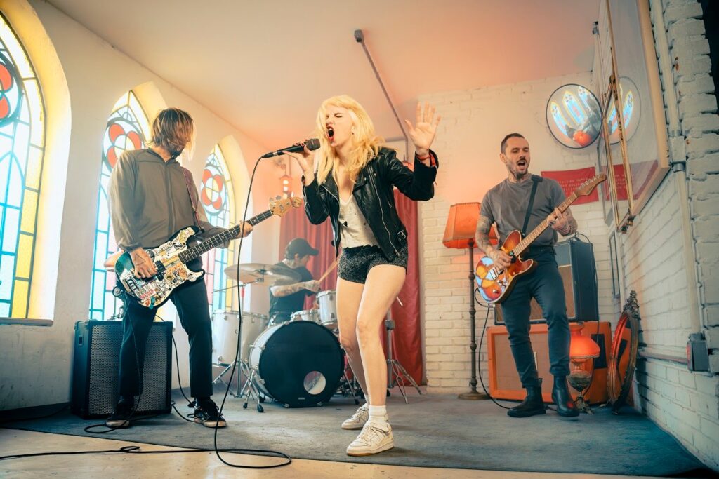 Deb and the Mentals (SP) toca no Inferninho da Bro Cave em Florianópolis no dia 15 de novembro