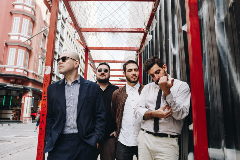 Entre pausas e persistência: a Bad Canadians reencontra o fôlego em Bad Decisions