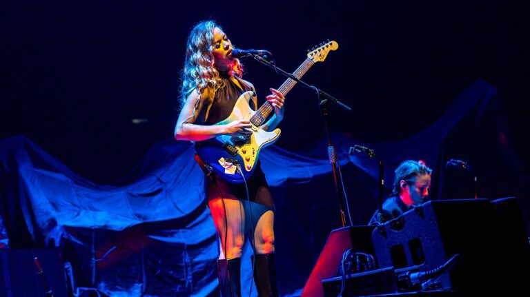 Nilüfer Yanya faz estreia no Brasil em show único no Cine Joia, em São Paulo