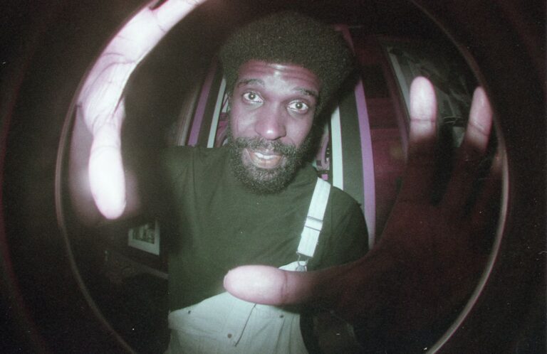 Ynaiã Benthroldo (Boogarins) fala sobre cantar, resistir e viver da música no Brasil