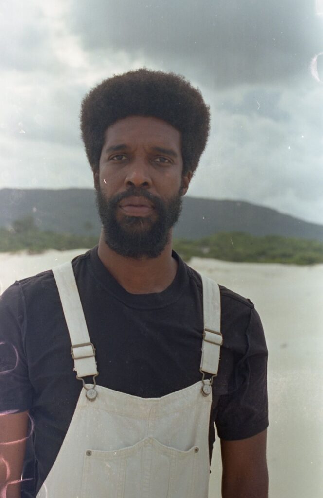 Ynaiã Benthroldo (Boogarins) fala sobre cantar, resistir e viver da música no Brasil 2