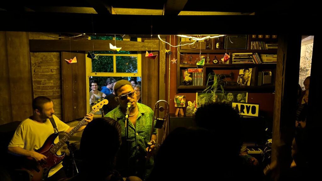 Josiel Konrad celebrou o aclamado ‘Boca no Trombone’ em um show memorável no Botequim Araçá 2