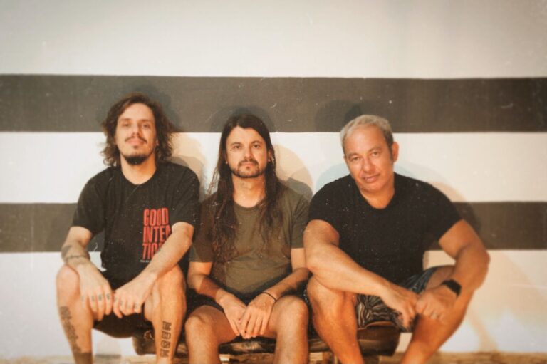 LEFT/LEAVING: ENTRE O PUNK, O DESAPEGO, OS ANOS 90 E A HONESTIDADE BRUTAL