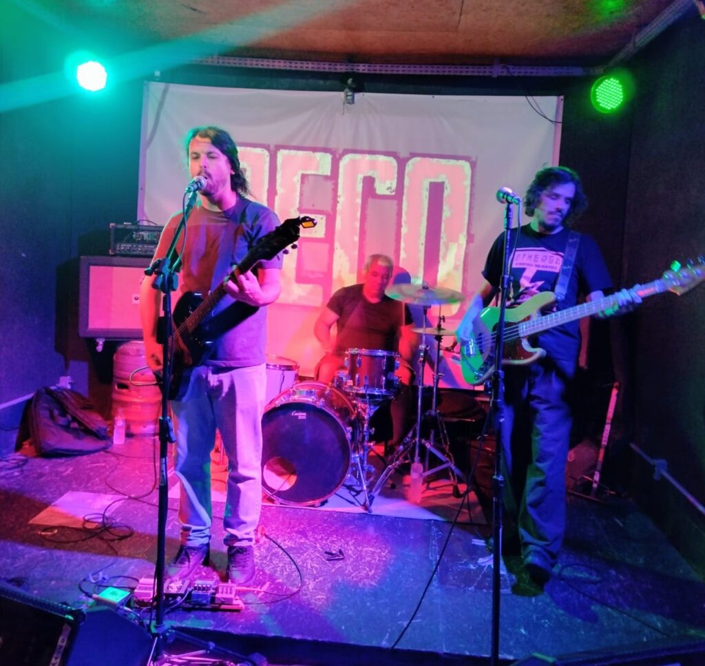 LEFT/LEAVING: ENTRE O PUNK, O DESAPEGO, OS ANOS 90 E A HONESTIDADE BRUTAL 2