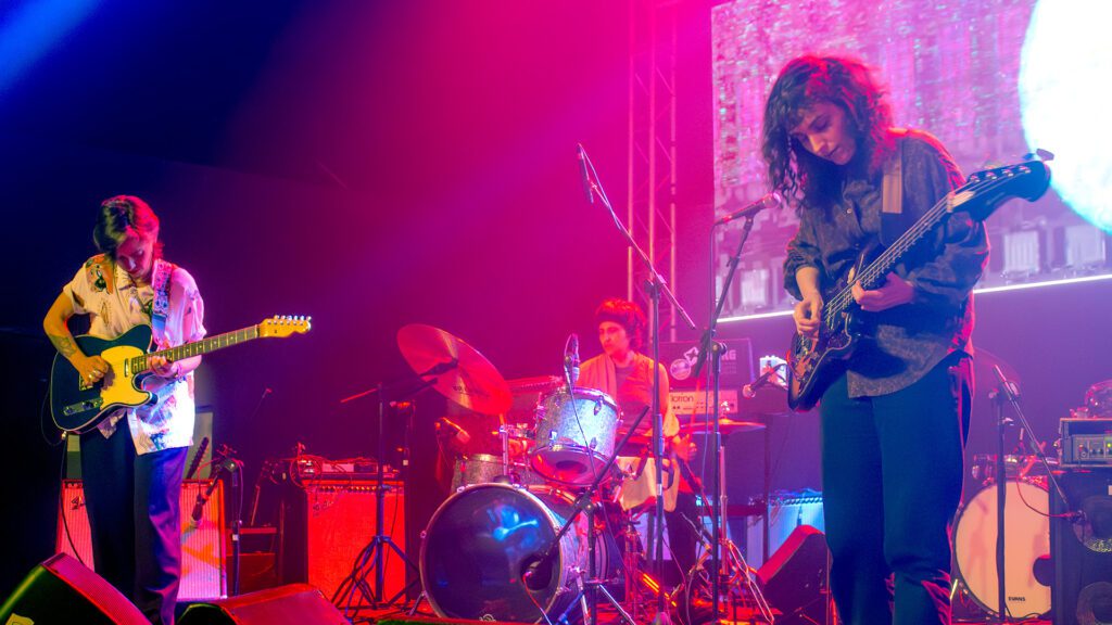 Brian Jonestown Massacre encerra novembro em transe psicodélico no Espaço Usine 2