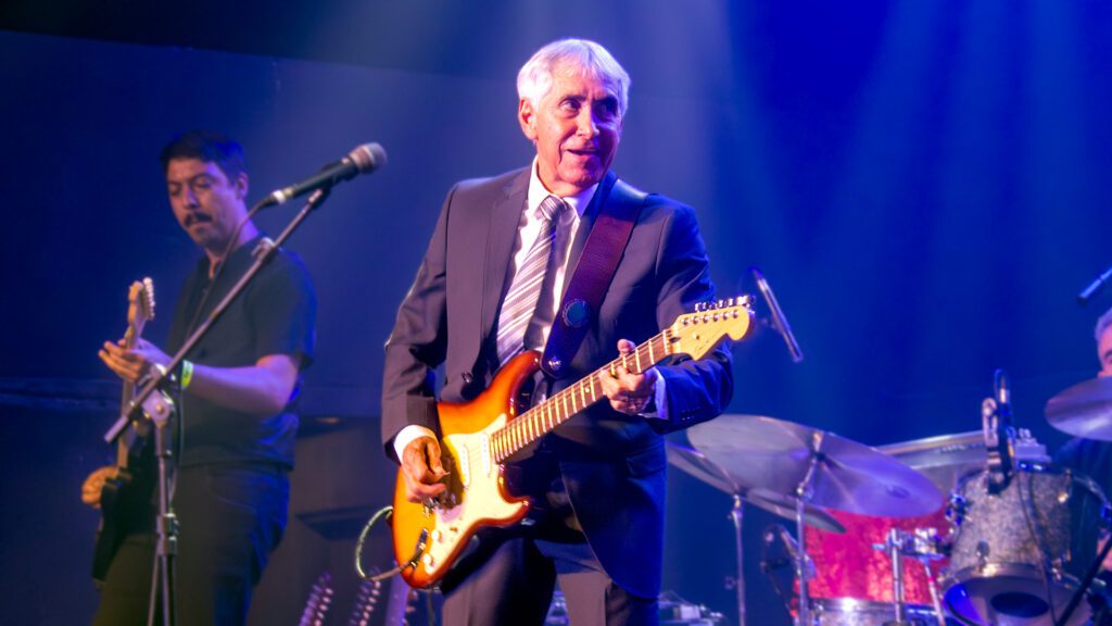 Brian Jonestown Massacre encerra novembro em transe psicodélico no Espaço Usine 4