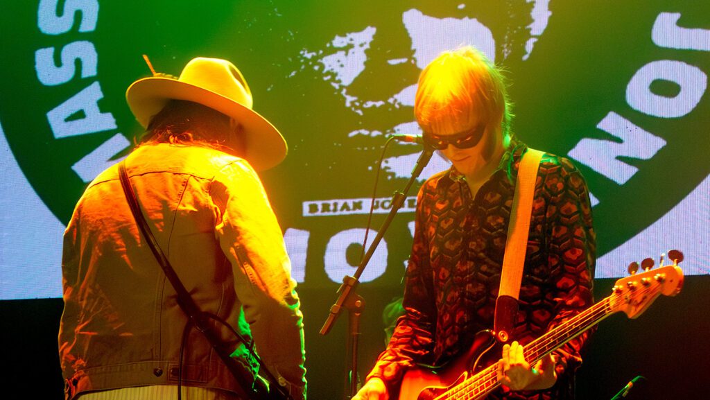 Brian Jonestown Massacre encerra novembro em transe psicodélico no Espaço Usine 6