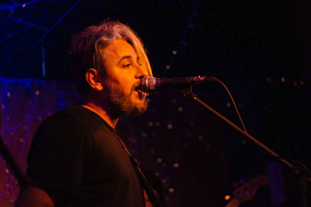 Cada canção, um gol: Tagore faz apresentação empolgada na Bugio Centro em plena quinta-feira 6