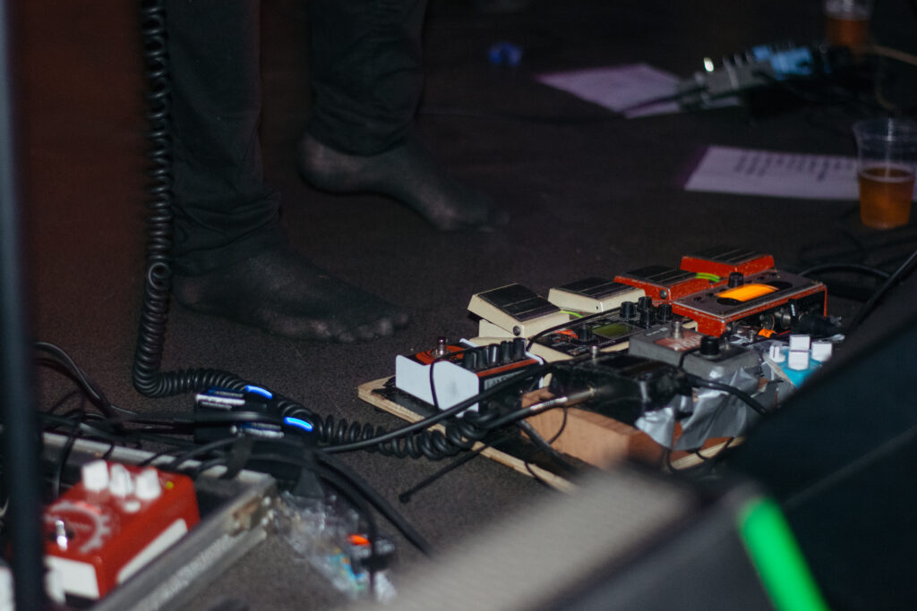 Cada canção, um gol: Tagore faz apresentação empolgada na Bugio Centro em plena quinta-feira 2