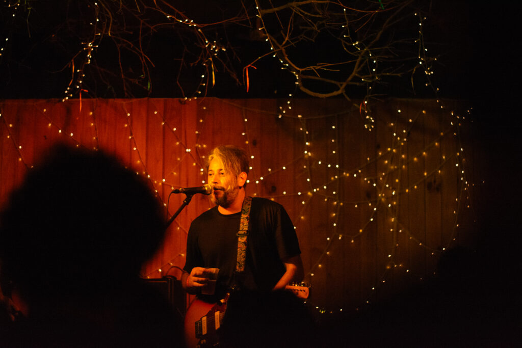 Cada canção, um gol: Tagore faz apresentação empolgada na Bugio Centro em plena quinta-feira 8