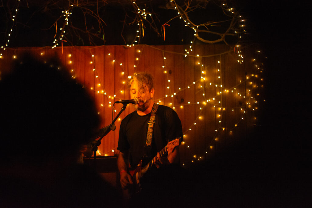 Cada canção, um gol: Tagore faz apresentação empolgada na Bugio Centro em plena quinta-feira