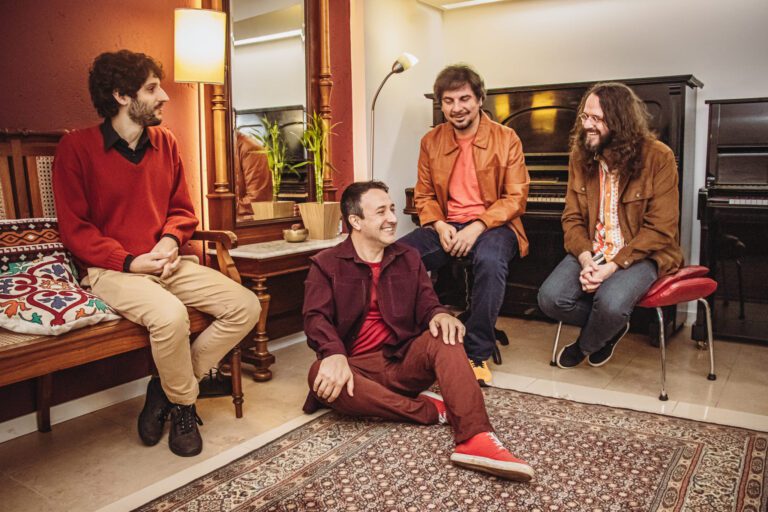 UmQuarto e Lupino levam o rock manezinho para o palco do TAC