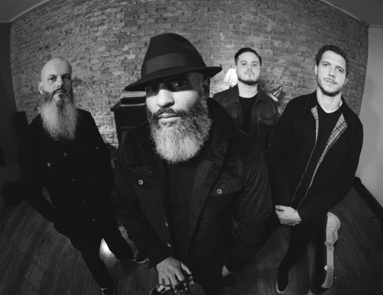 Treva abre show das bandas T.S.O.L. e Adolescents no Cine Joia, em São Paulo