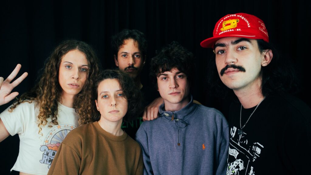 Exclusive os Cabides encerram o ano com show em casa na Célula