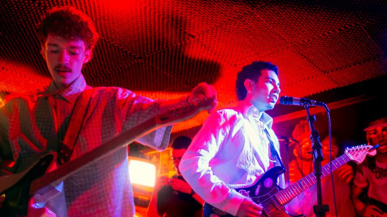 Um sábado à noite na João Pinto: Pedro Lanches, Cranqz e Tapete Tapete no Inferninho