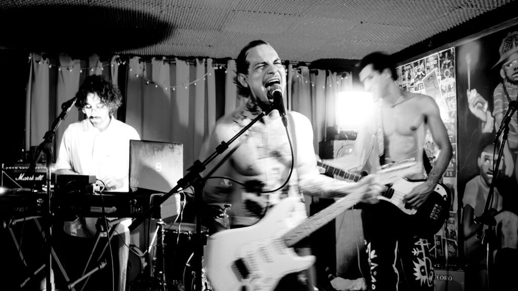 Tapete Tapete se apresenta no Festival Chinelada Pós Punk em Balneário Camboriú