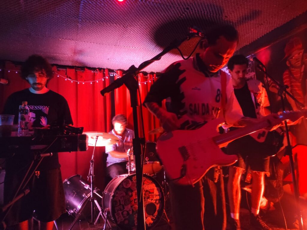 Tapete Tapete e Desgraça no Inferninho, ou Medo e Delírio no Centro Leste de Florianópolis! 2