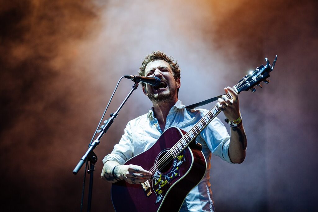 Frank Turner, ícone do folk punk, estreia no Brasil neste final de semana