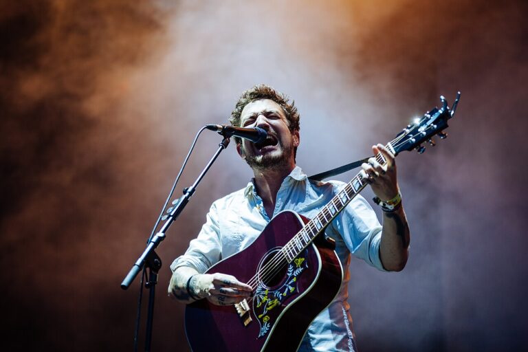 Frank Turner, ícone do folk punk, estreia no Brasil neste final de semana