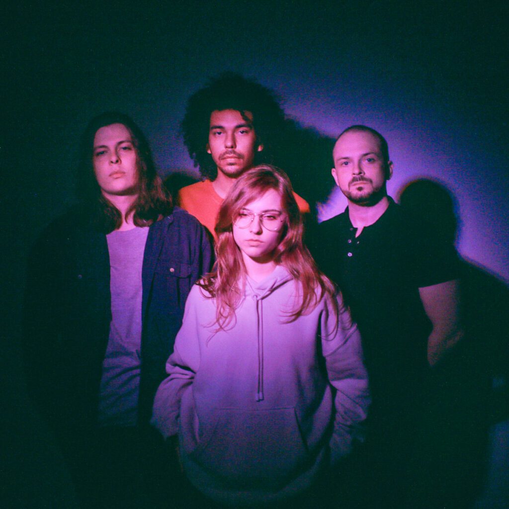 Adorável Clichê, Tapete Tapete e Velavulto se apresentam no Bugio Centro em noite do indie catarinense