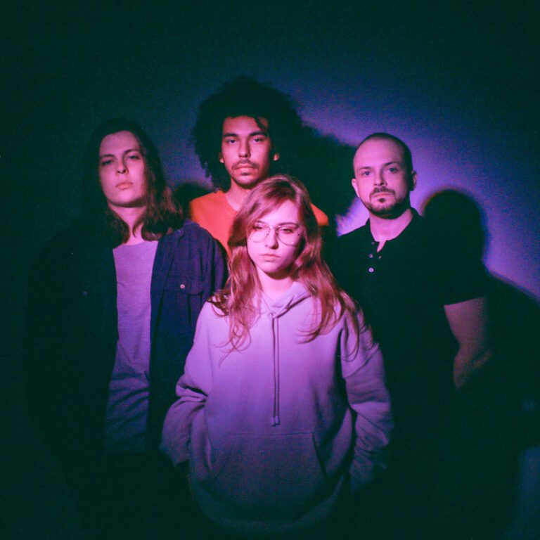 Adorável Clichê, Tapete Tapete e Velavulto se apresentam no Bugio Centro em noite do indie catarinense