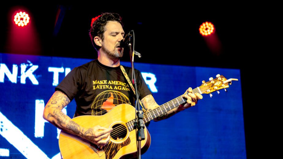Folk e punk em três vozes: Frank Turner na Fabrique